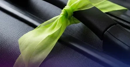 Les passagers des aeroports ont ete mis en garde contre le fait dattacher des rubans a leurs bagages.jpg