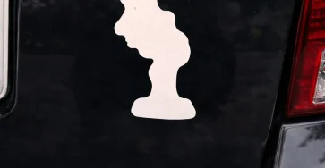 Pourquoi les conducteurs affichent ils cet autocollant a lenvers sur leur voiture.jpg